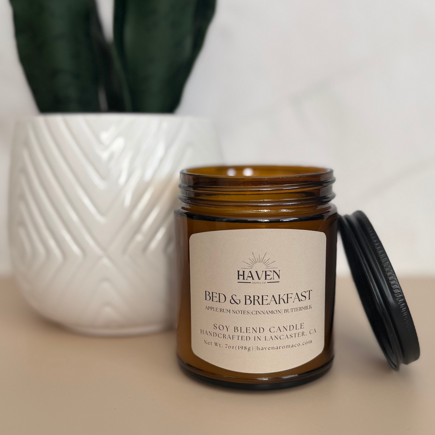Bed & Breakfast Candle - Apple, Rum, Vanilla Scent